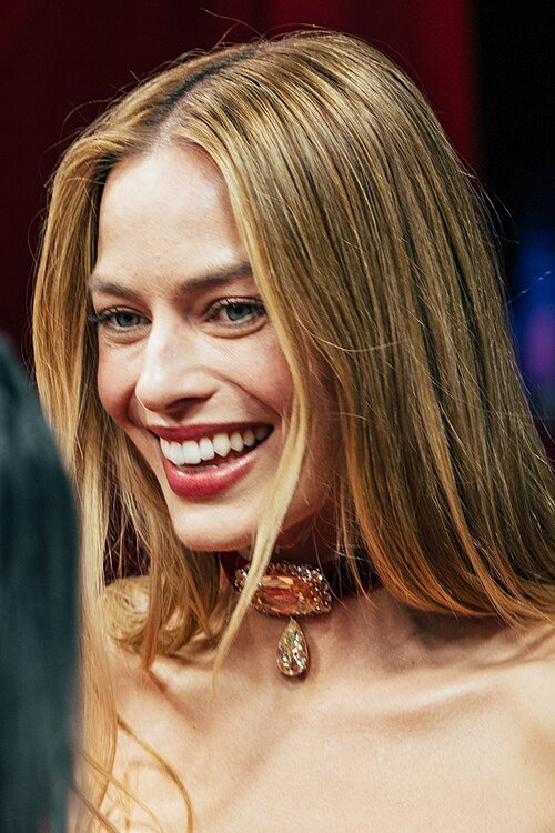 Portrait photo of Margot Robbie